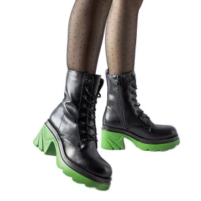 Chaussures isolées noires avec talon Cost vert le noir