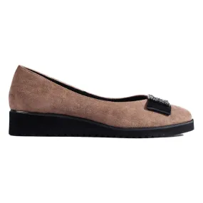 Escarpins en daim beige foncé à talon bas de Shelovet