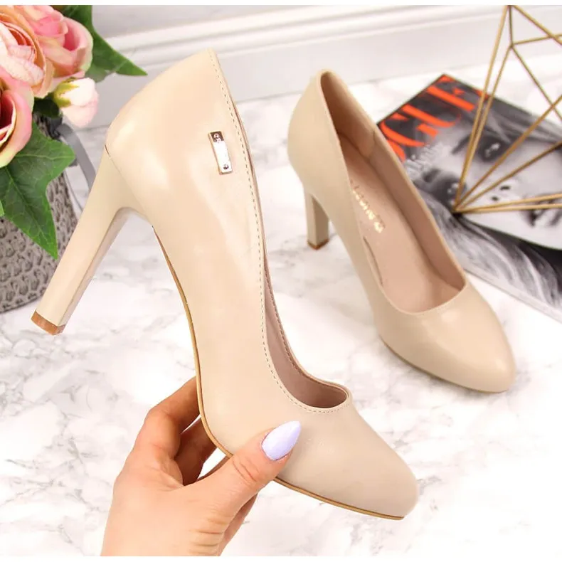 Escarpins nude mat sur le post de Sergio Leone beige
