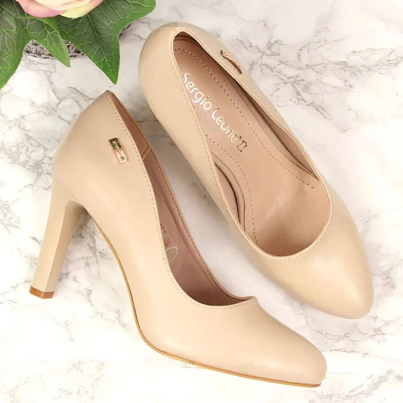 Escarpins nude mat sur le post de Sergio Leone beige