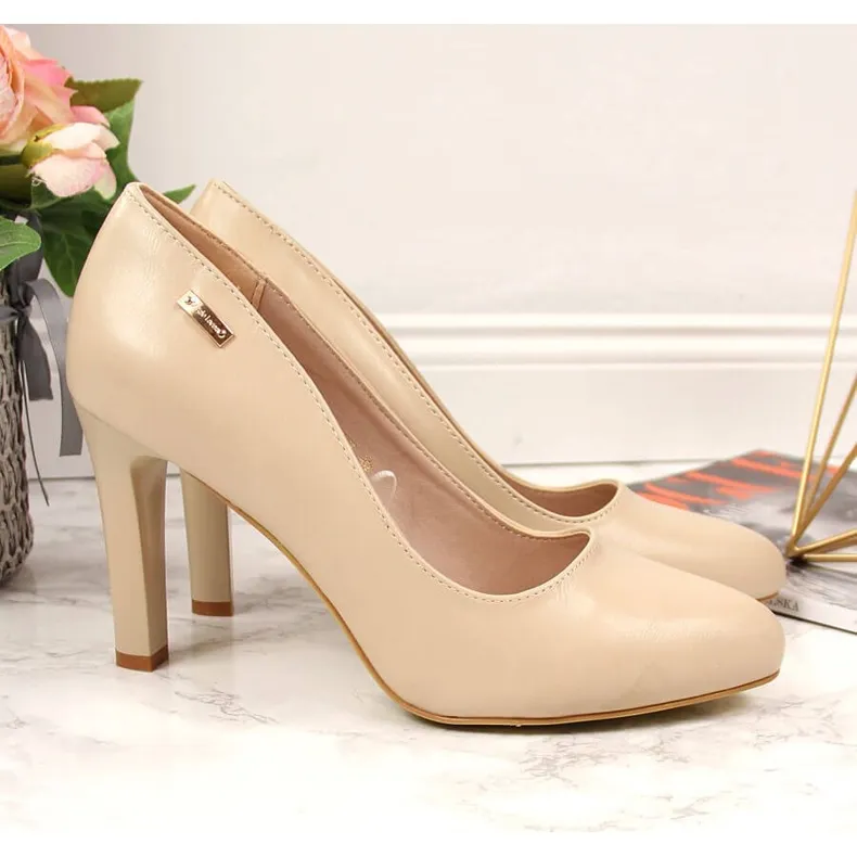 Escarpins nude mat sur le post de Sergio Leone beige
