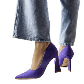 Escarpins violets sur un talon aiguille asymétrique de Linda