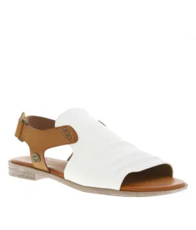 Nu-pieds blancs et marron avec un talon plat et une bande auto-agrippante