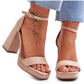 Sandales en daim à la mode avec un talon carré en merila beige