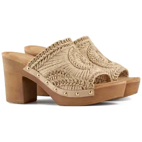 Tongs femme beige en dentelle avec une semelle imitant le bois